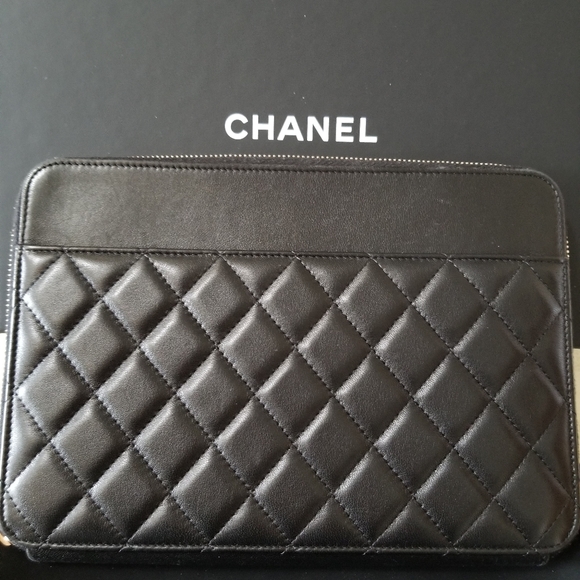 CHANEL-Matelasse Women's Leather Clutch - Picture 2 of 6